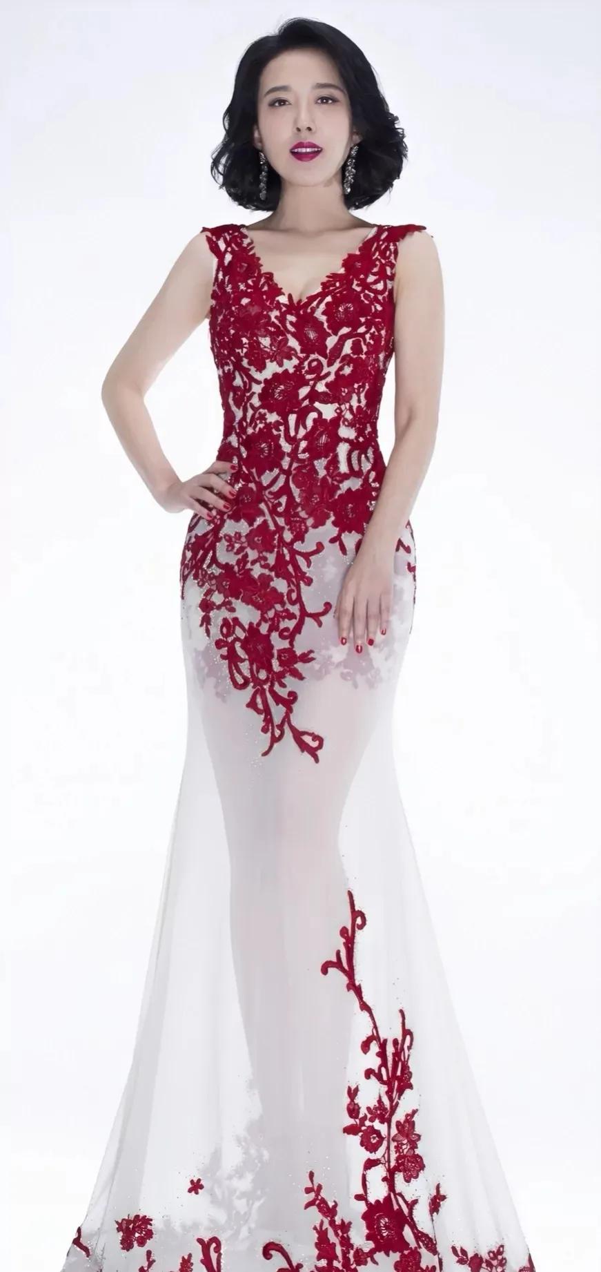 颜丹晨温柔对自己，打败时间，时尚又有女人味的美图合集