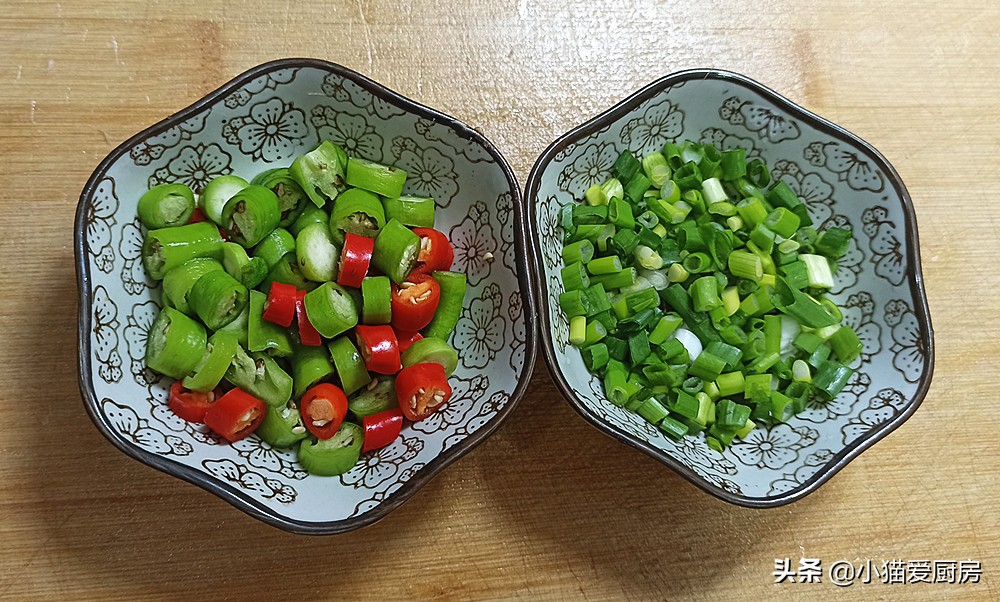 猪血和豆腐这么做来吃，口感嫩滑，味道香辣，好吃过瘾特别下饭