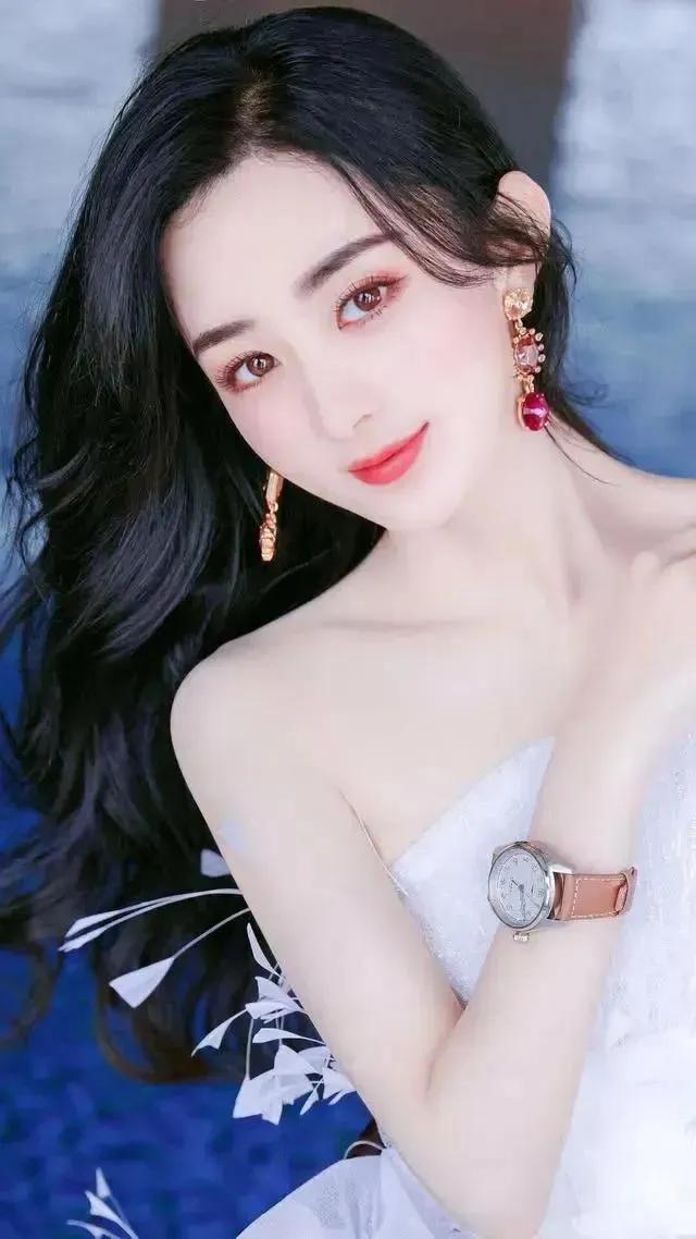女星赵丽颖—巧笑嫣然，淡妆点缀，瓷肌红唇，漂亮的不像话