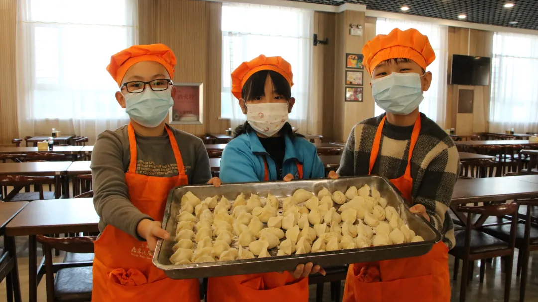 10000+饺子滚滚而来——闻励师生包饺子，话饺子，团团围坐吃饺子