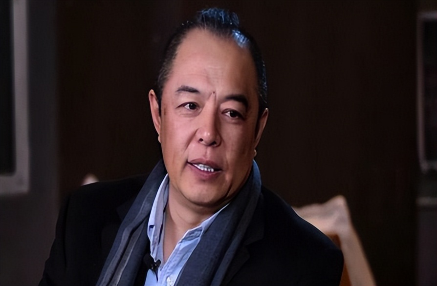 “皇帝专业户”张铁林：改国籍，字画卖十万，痴恋女学生不负责