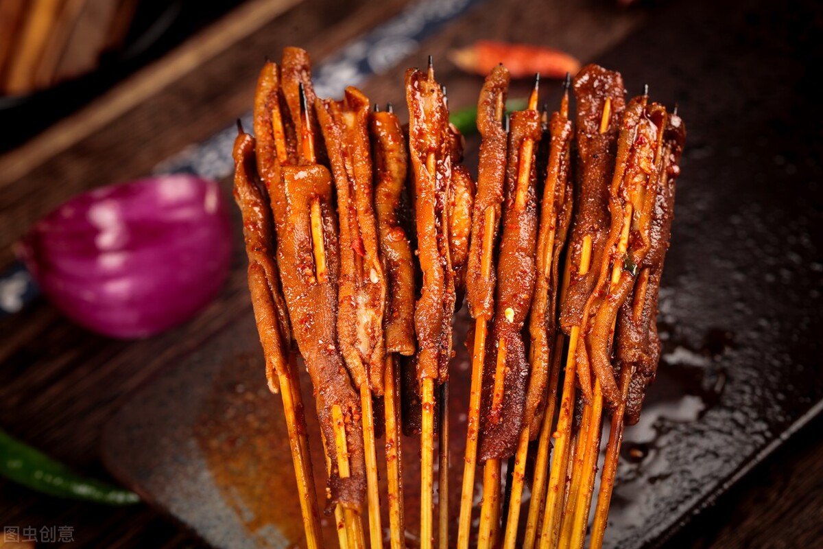 每串烤鸭肠只有一根鸭肠,还不到竹签的五分之一,一盒鸭肠可以串出很多