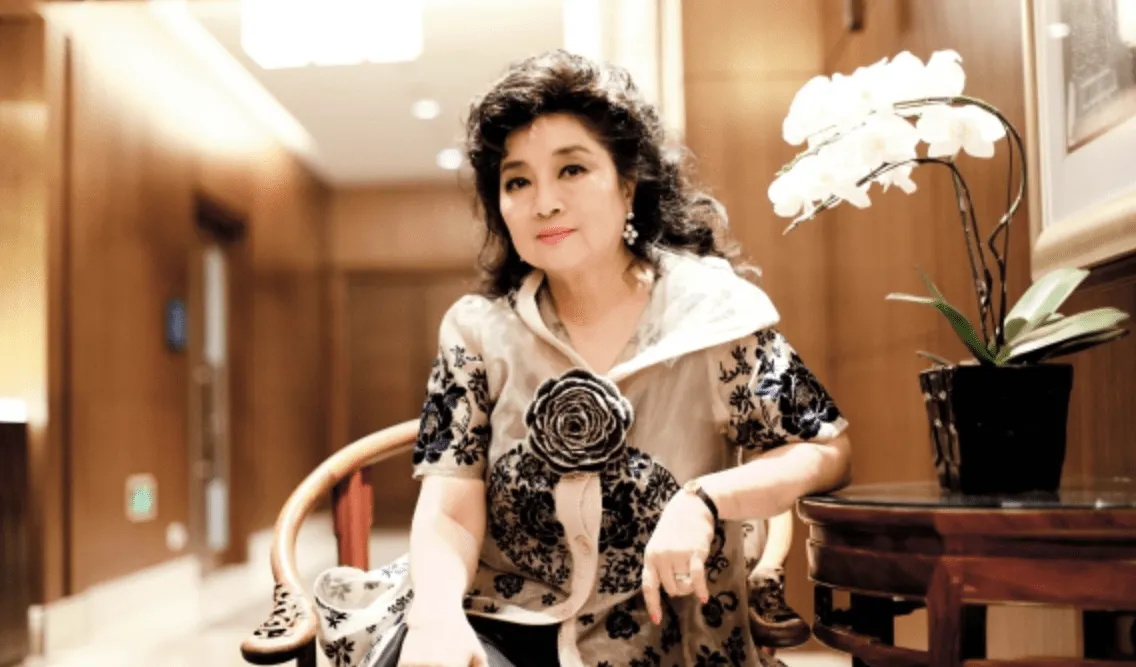 1984年,已经身为香港乐坛头牌人物之一的徐小凤听闻圈中有位音乐才子