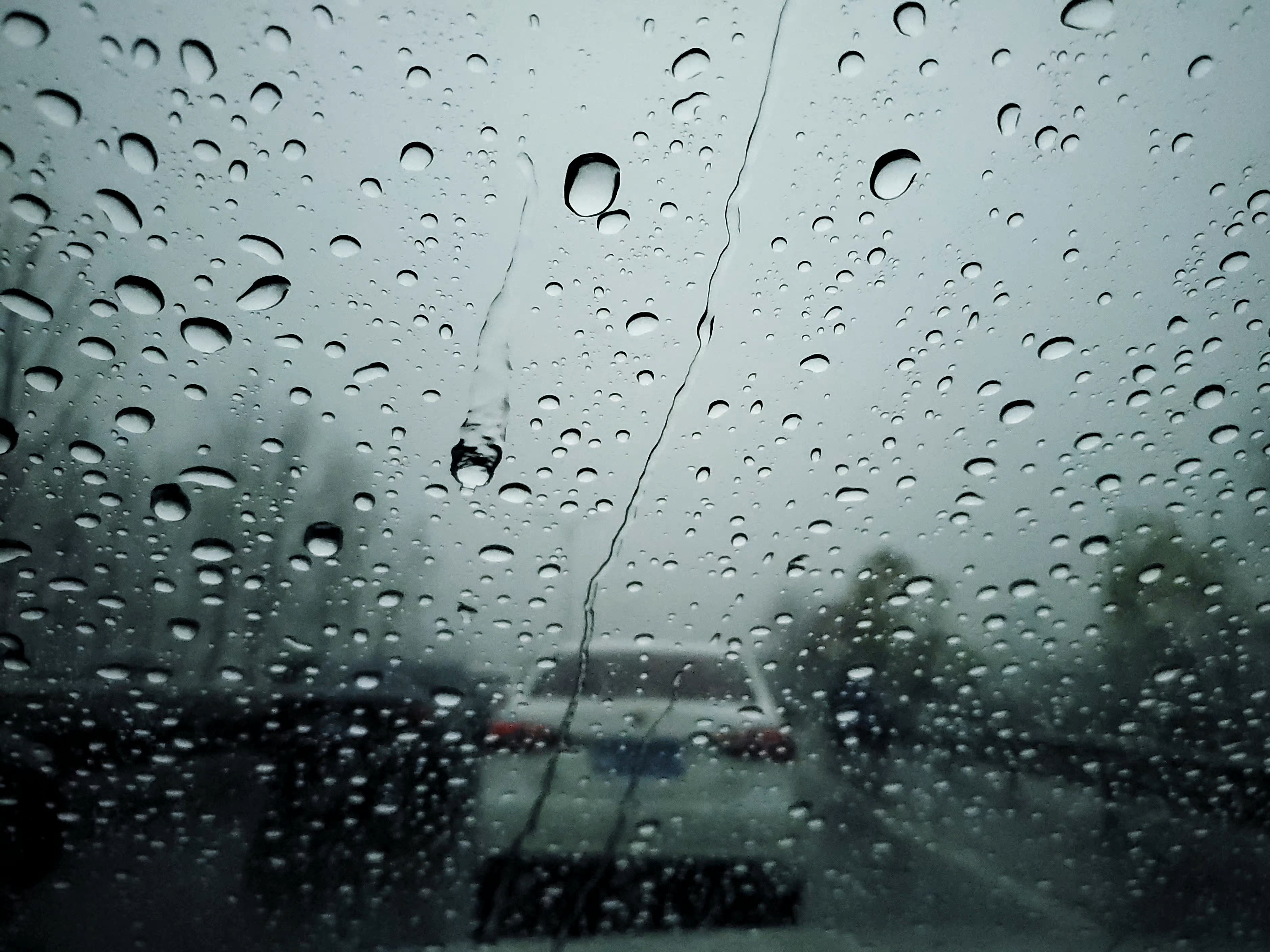 关于雨打在脸上的说说配图「精辟」 _qq说说网