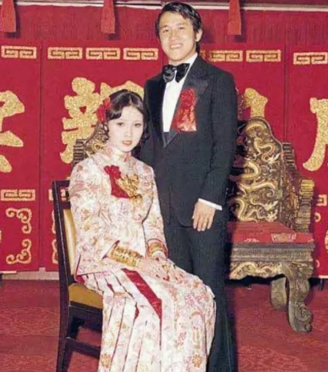 李明足球运动员老婆(要钱没钱，要貌没貌，这8位