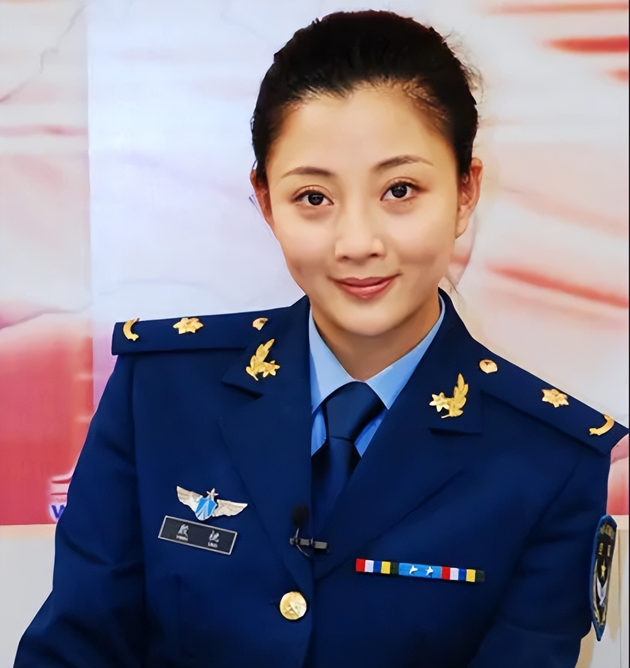 不得不说,殷桃不仅演技非常好,整个人穿上军装之后的效果,都是非常