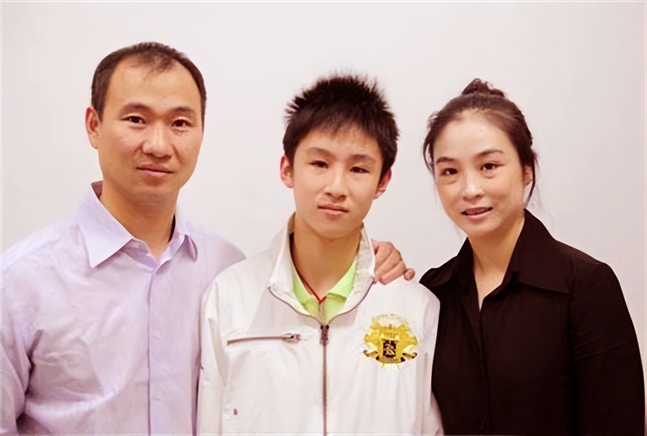 奥运冠军吕林：妻子和儿子都是乒乓球运动员，中年秃顶也帅气