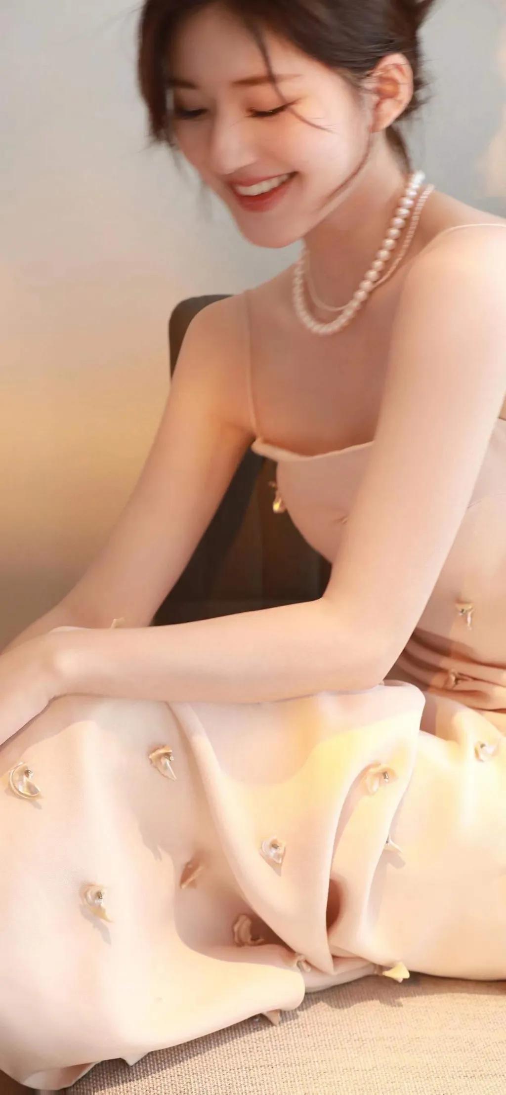 赵露思身穿一身白色珍珠吊带裙，中分盘发造型优雅贵气