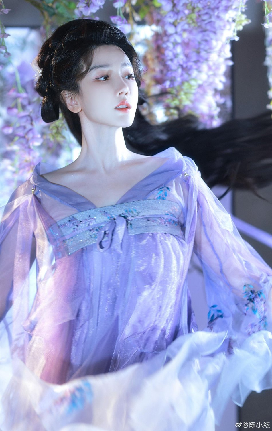 陈小纭晒生日古装照,翩跹起舞,仙女范十足!