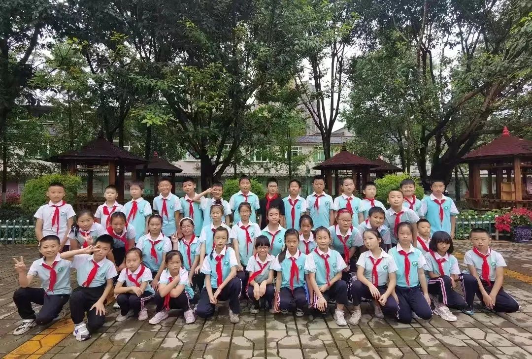 四川天府新区永兴小学举行“一日常规展示”主题升旗仪式