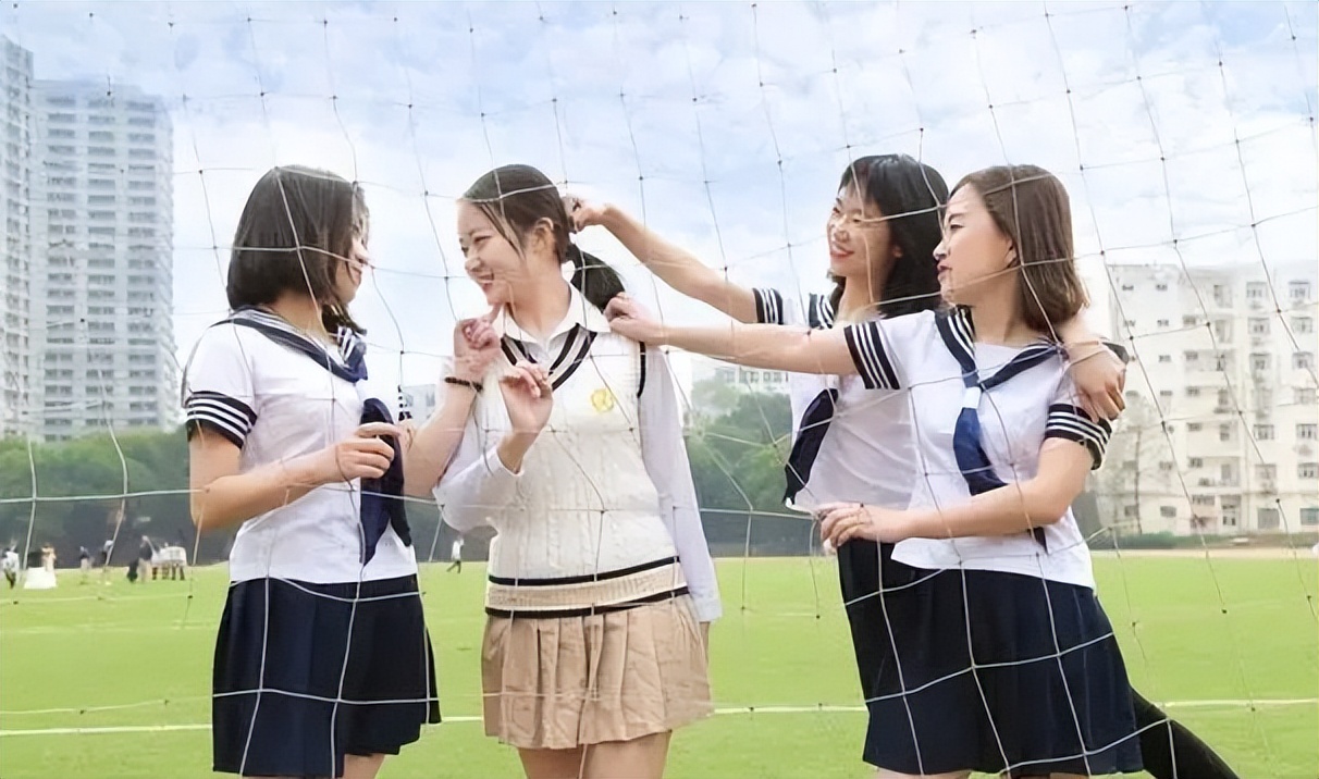 毕业典礼体院学生行为“大胆”，校长满脸震惊，网友“笑不活了”