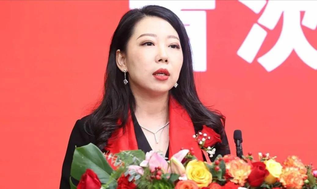 河南女首富卢依雯，1987年出生，两手空空创业，现在身价420亿