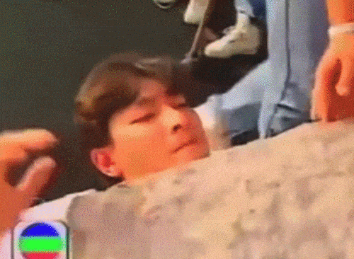 1991年忘我大汇演，成龙为25万连翻7跟头，刘德华玩起胸口碎大石