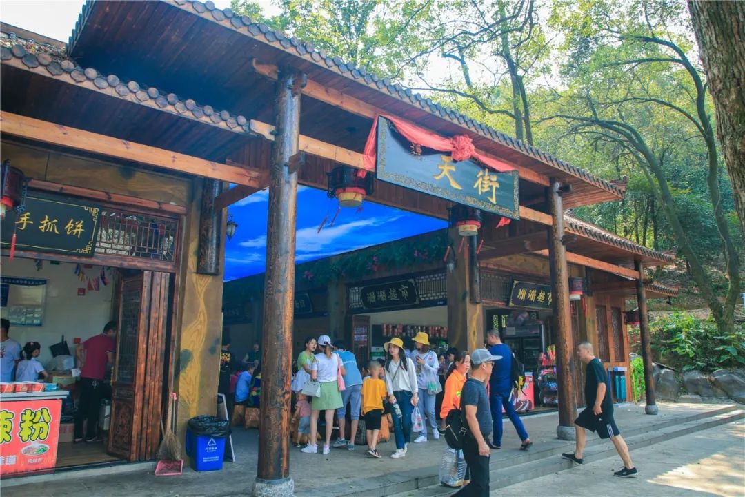 周末就去石燕湖过，这个地方不仅出片，而且清凉