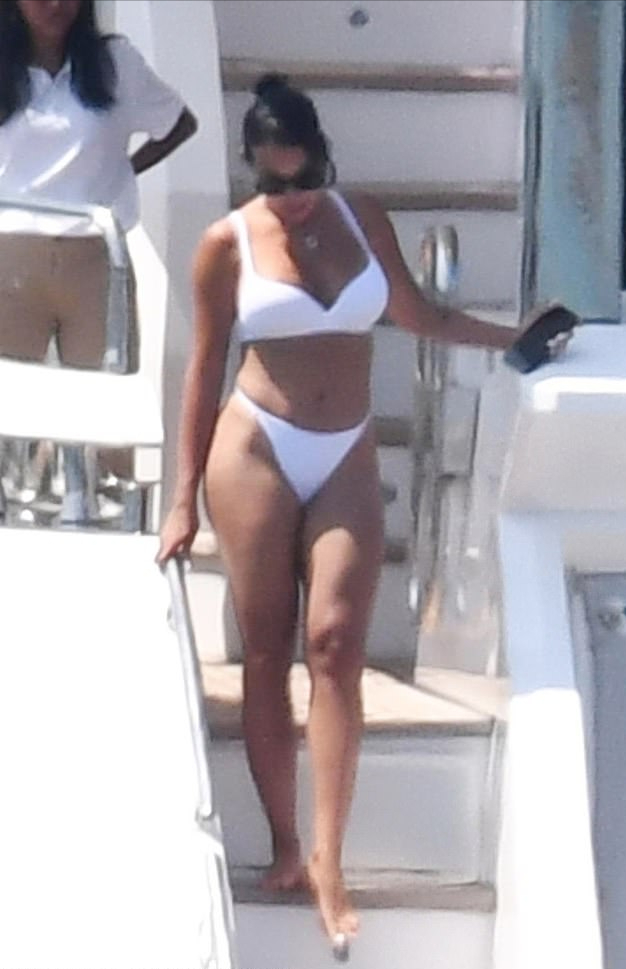 c罗一家6口去意大利度假啦!乔治娜在游艇秀比基尼,身材很有料呢