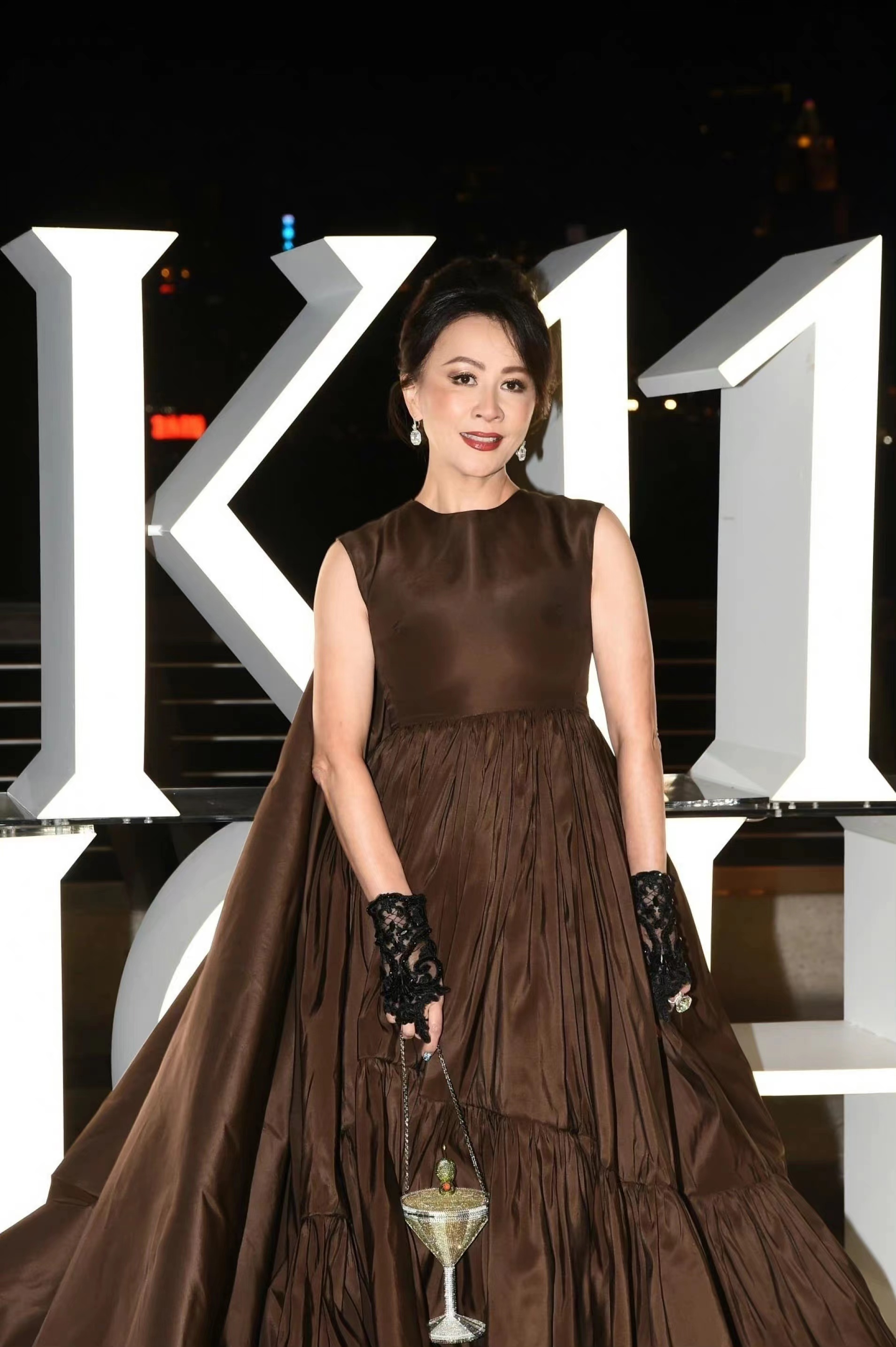 刘嘉玲出席活动,一袭巧克力棕拖尾长裙,美得优雅又大气