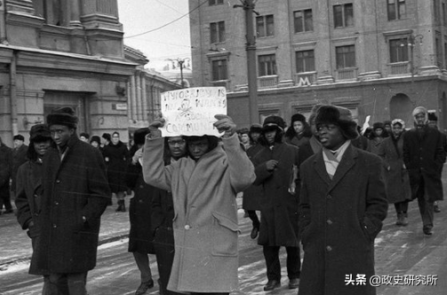 黑人留学生疯狂“猎艳”苏联女郎，遭苏联青年狂揍，引发黑人运动
