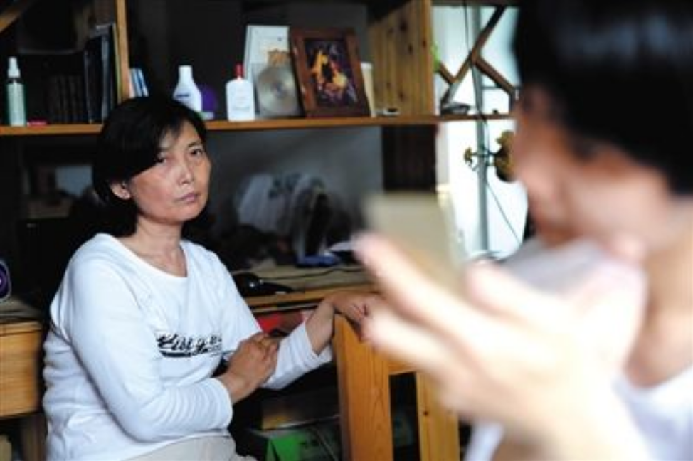 13岁“背母上学”的刘霆，10年后变性成女人，选美大赛上成功获奖