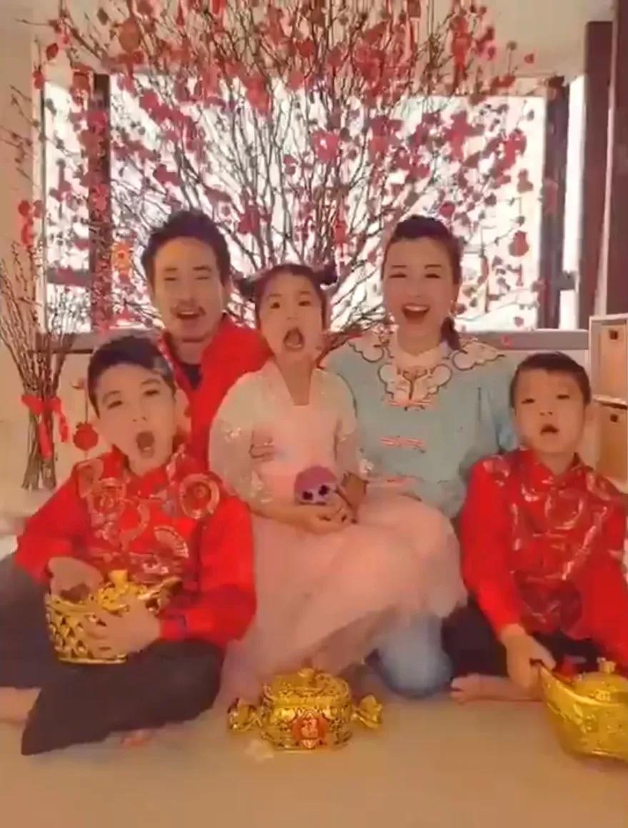 陈茵媺连续5年拍同款新年全家福，记录幸福生活，一家五口超幸福