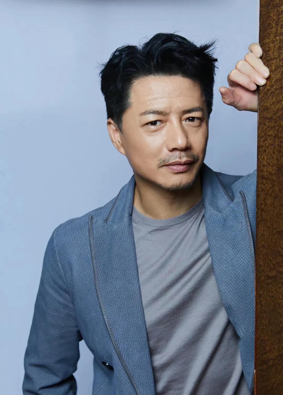 第二颗扣子(演员段奕宏:娶小师妹为妻,一心一意爱了好多年)