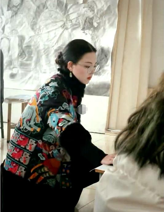 高校“美术老师”走红，妥妥一个气质美人，跟“司藤”好像两姐妹
