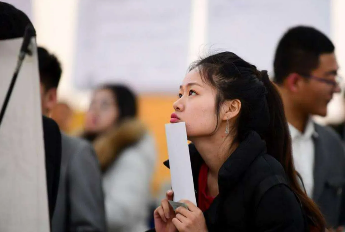 2022年毕业生首超千万人，就业难度再次升级，应届生该何去何从？
