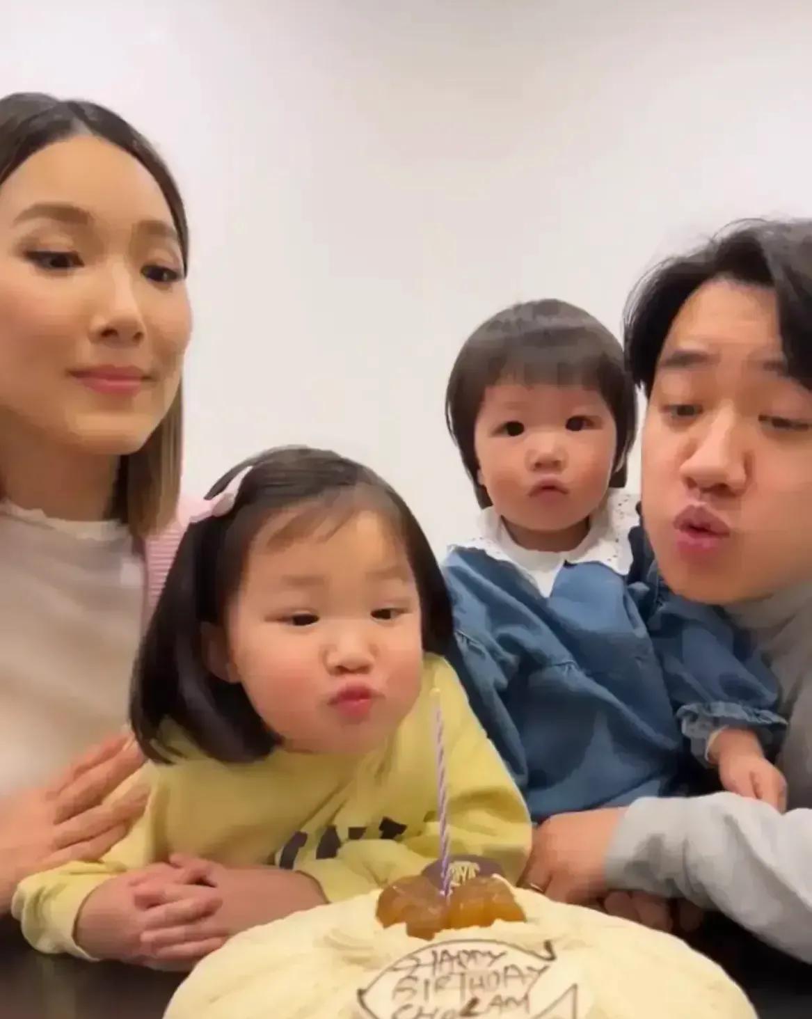 李亚男母女三人牵手游故宫画面有爱，gabby模仿妈妈跳起拍照太逗