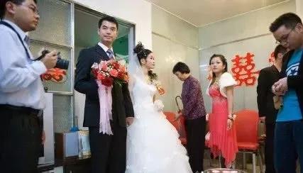大姑姐结婚我给1000红包，婆婆怼我太小家子气，我：她是二婚