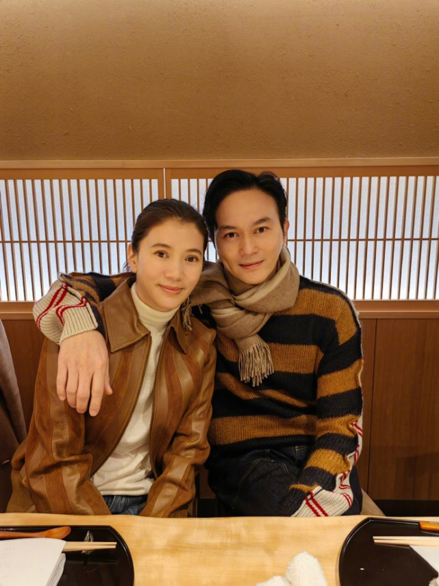 甜齁！张智霖袁咏仪庆祝结婚21周年，老夫老妻亲密依偎宛如热恋