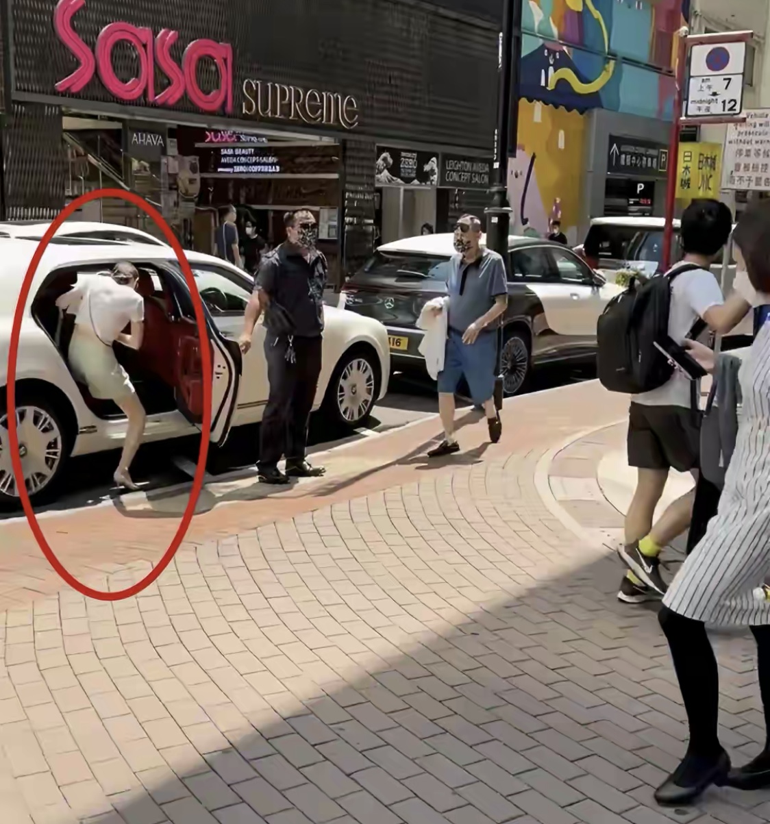 85岁富商赵世曾罕见外出，身边又换新女伴，打扮依然时尚行走自如