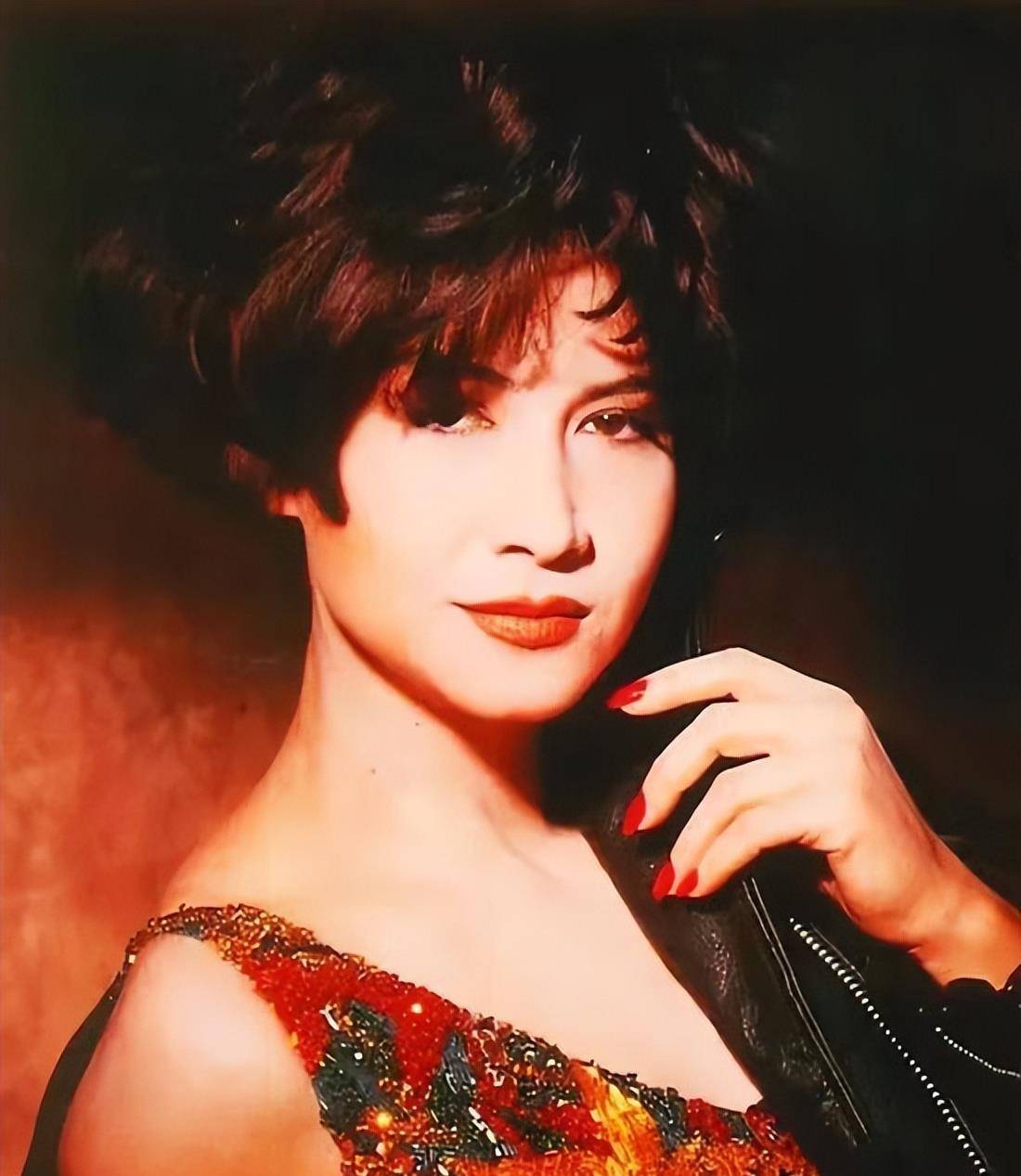 四,1991年,救回女儿之后,甄妮带着女儿连夜离开了香港,回到了**居住