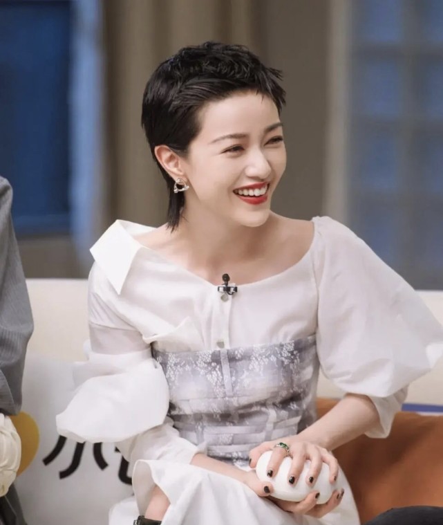 郭采洁一改往日滤镜脸，脸油还开原相机，实力证明真实比颜值重要