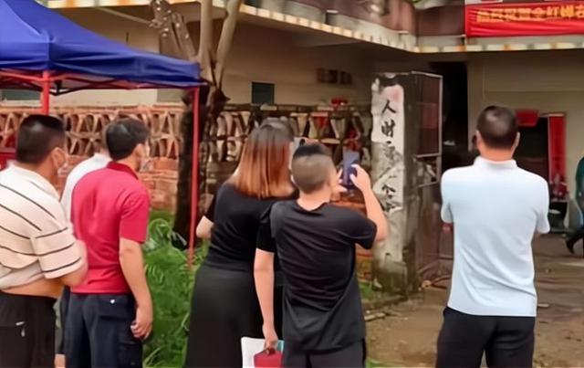 游客再次骚扰全红婵家人，全红婵爷爷气得把门锁上道：你们不能进