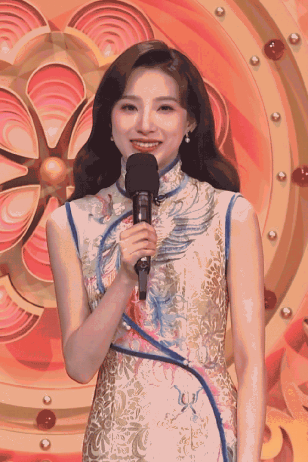 周涛董卿却上了热搜!春晚龙洋马凡舒挑大梁,旗袍造型把人惊艳了