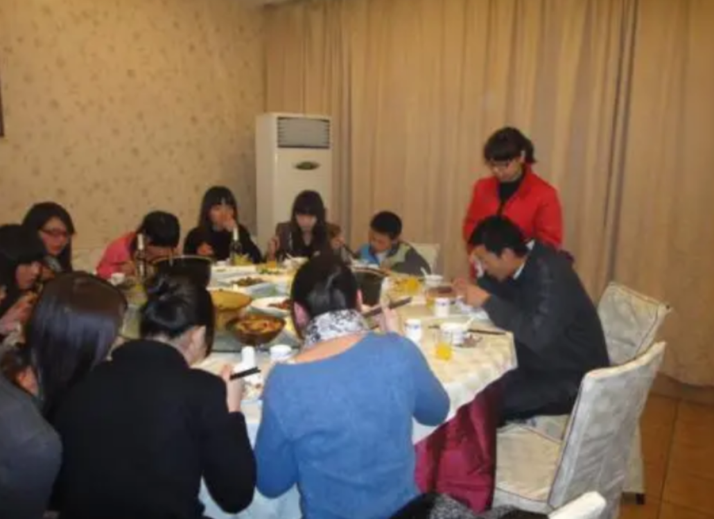 2009年，山东21岁女孩翻墙私奔摔成瘫痪，小伙不离不弃照顾14年