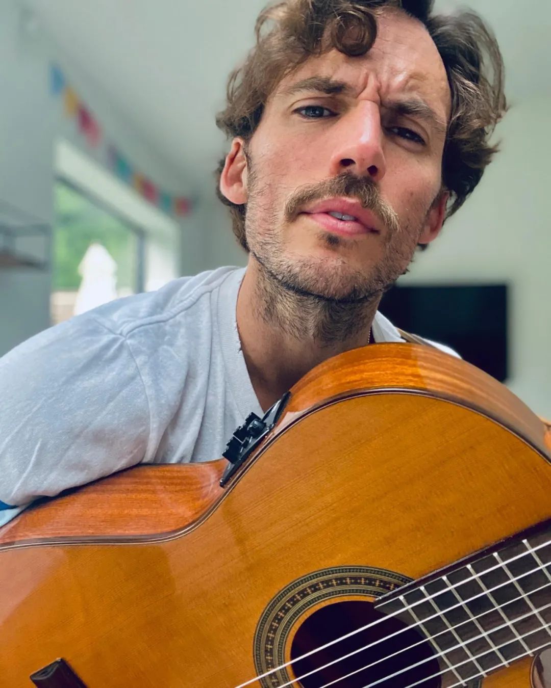 36岁的英国男演员 sam claflin 竟成了胡渣大叔,保鲜能力不强?