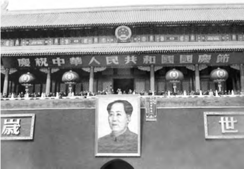 1950年，毛主席新画像挂上天安门，北京市民：怎么只有一只耳朵？