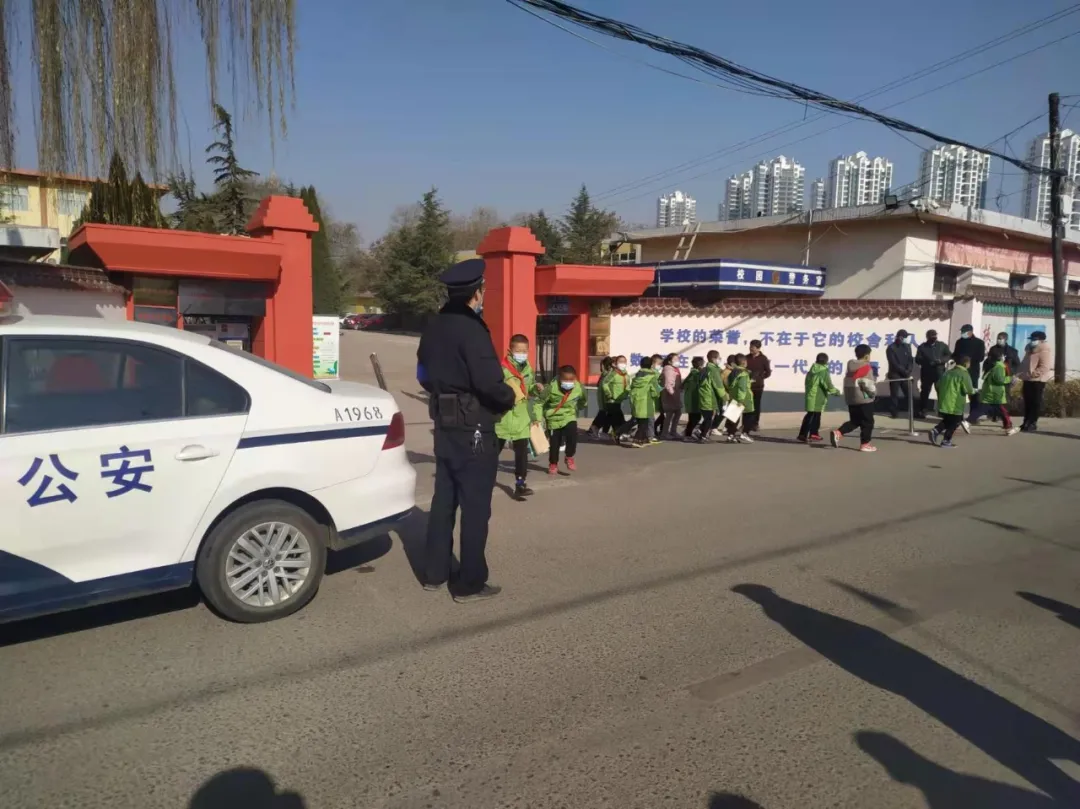 “大檐帽”守护“小黄帽”！西固公安分局全力护航复学复课