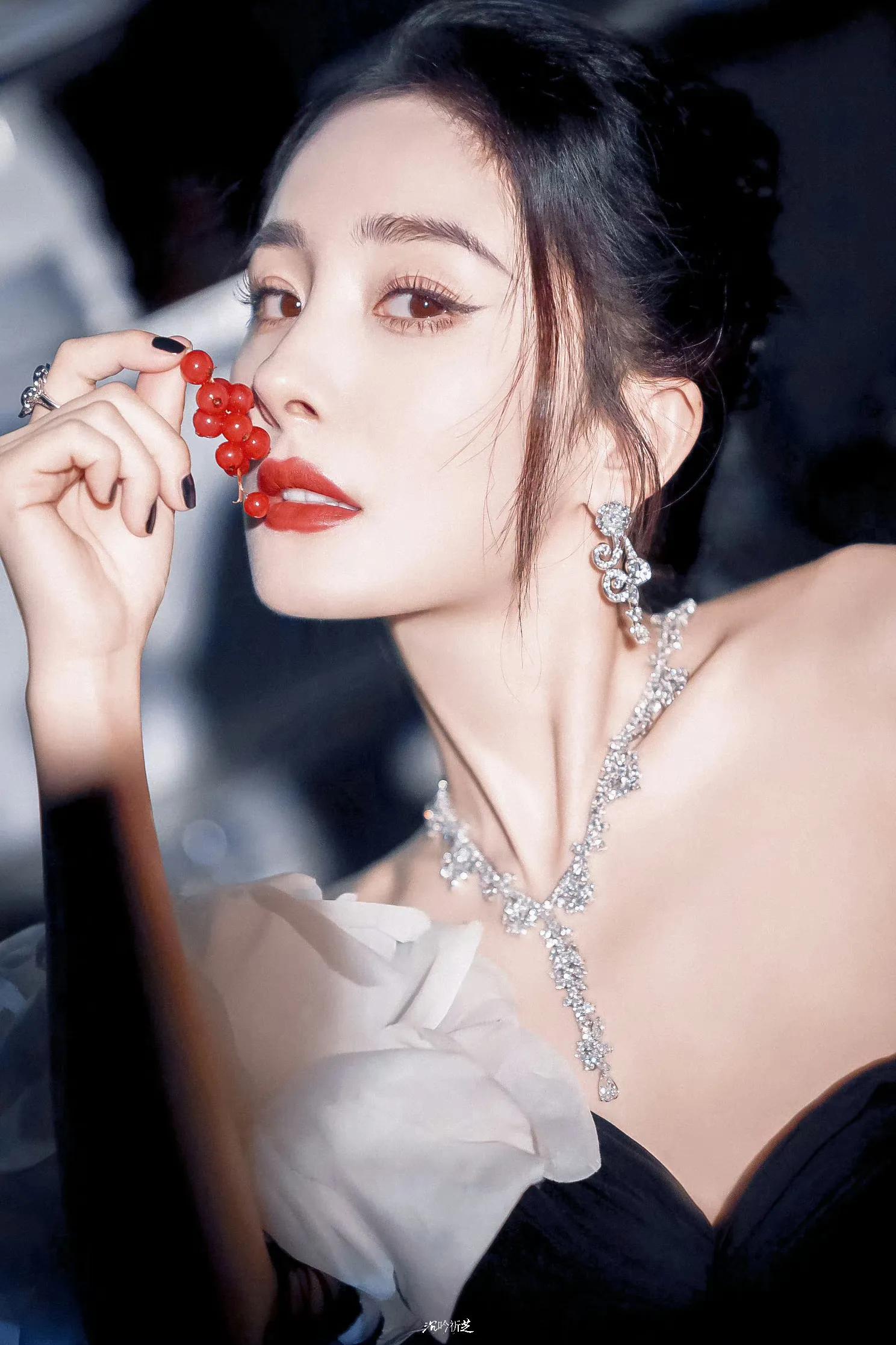 杨幂微博之夜,行走的荷尔蒙,魅惑众生.