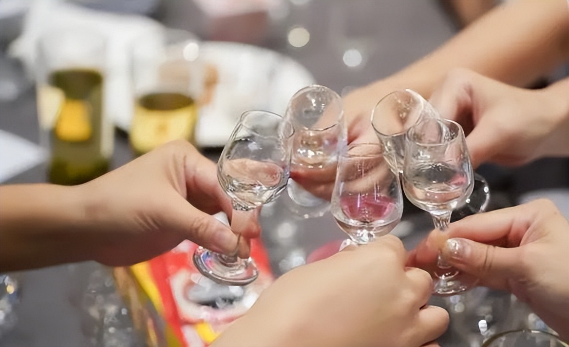 但他有时候会酗酒（“甲流”高发期来袭，平时爱喝酒的人注意，牢记3点，早看早知道）