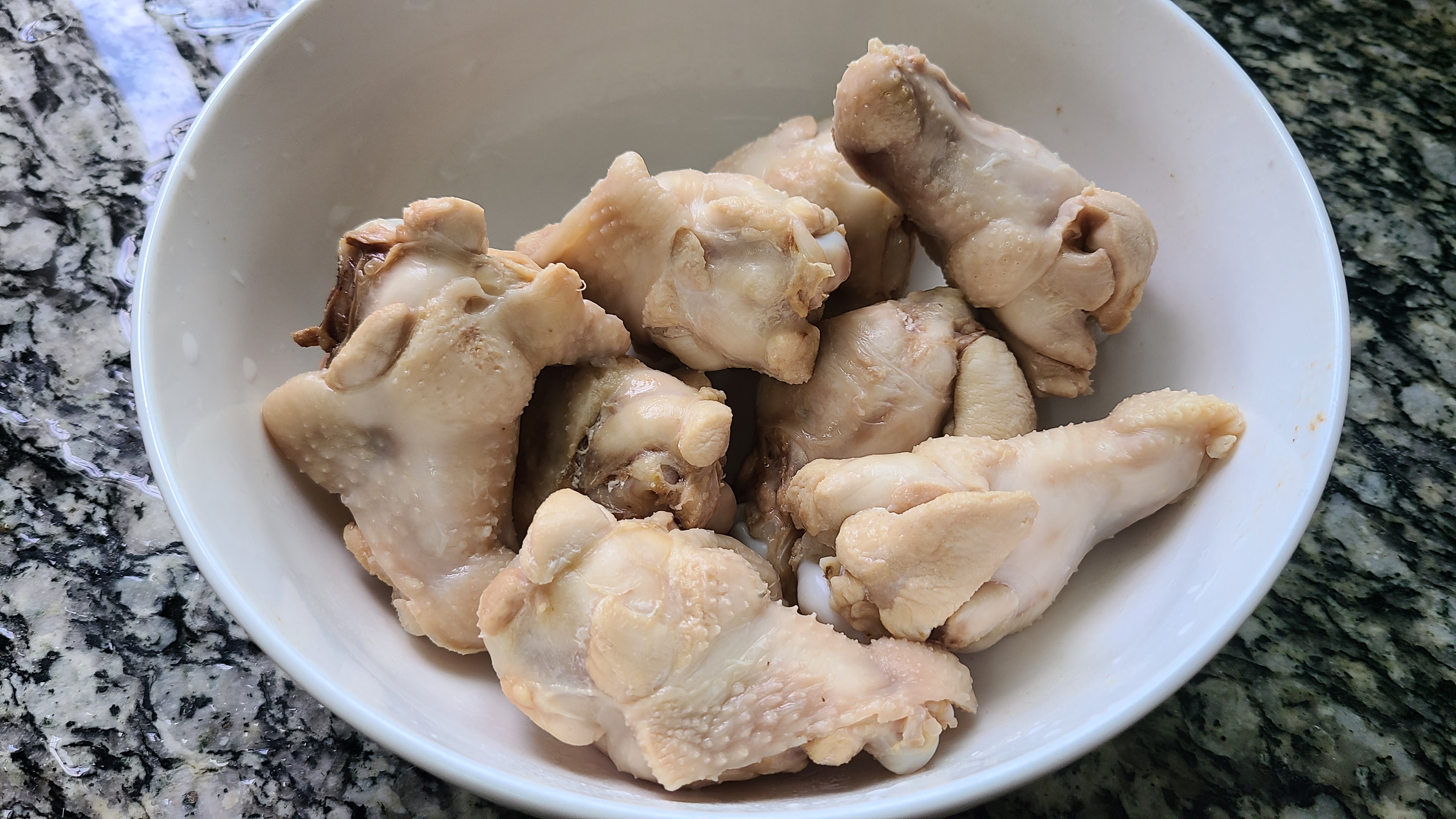 吃货福利盐焗鸡腿(盐焗鸡腿在广东出了名，老厨师教你特色做法，好吃又入味)