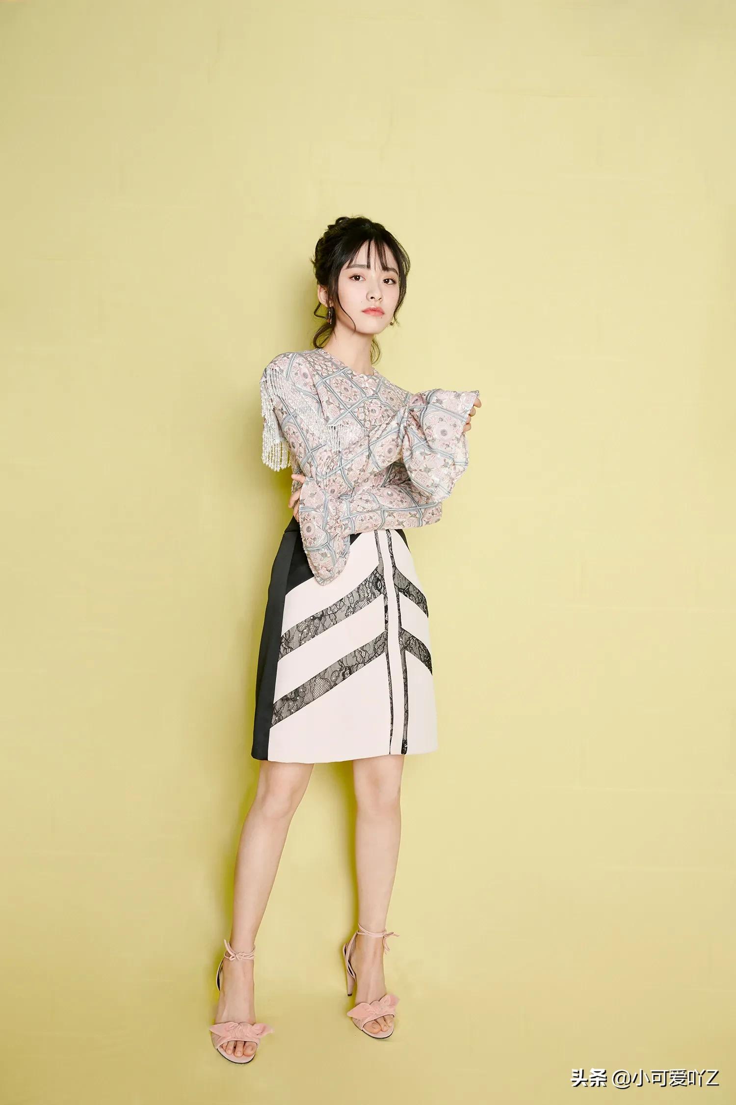 沈月，淡雅裙装，清纯甜美