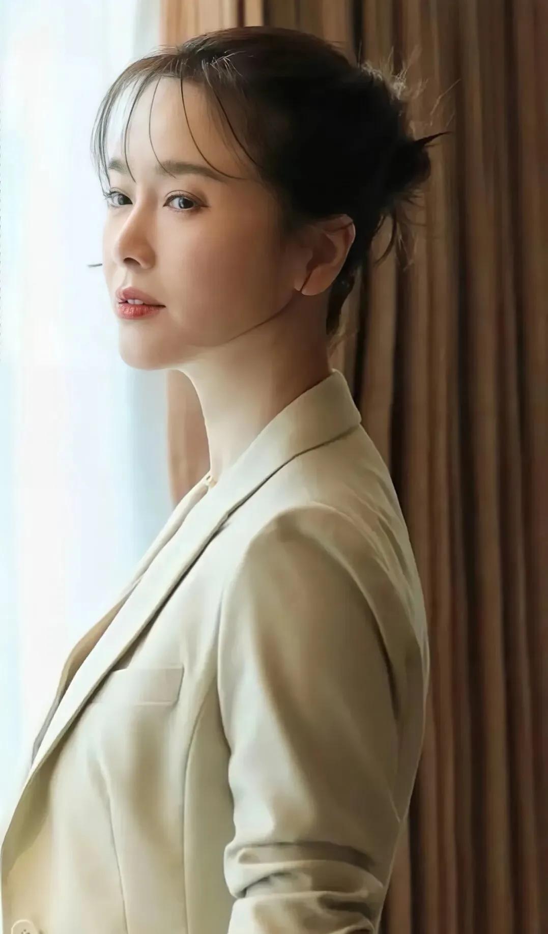 左小青腰肢柔软保养有道，美出高级感