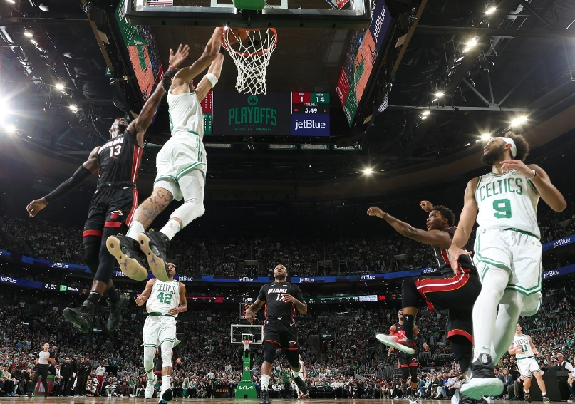 nba跳投罚球为什么很少(NBA空前争议哨来临！巅峰乔丹詹皇也难赢，罚球差40个犯规差17次)