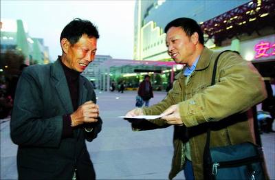 05年春节前，湖南农民工背老乡尸体还乡，遭其家属埋怨：见死不救