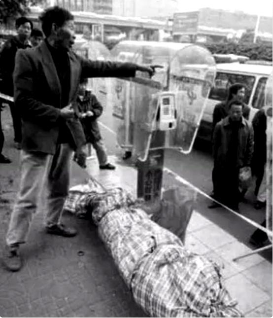 05年春节前，湖南农民工背老乡尸体还乡，遭其家属埋怨：见死不救