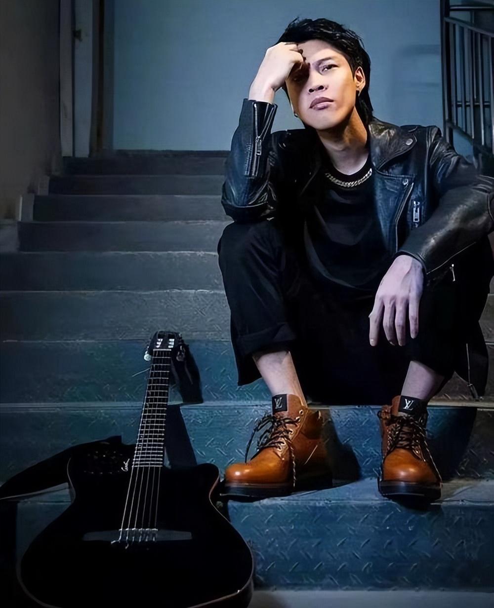 "广东雨神"卢大雨:曾靠一首歌赚上亿元,如今身败名裂宣布退网-蘑菇号