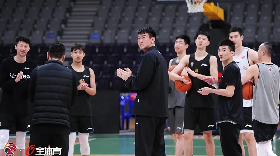 cba教练骂街合集（只差一步进决赛的教练，竟被球迷狂喊下课）