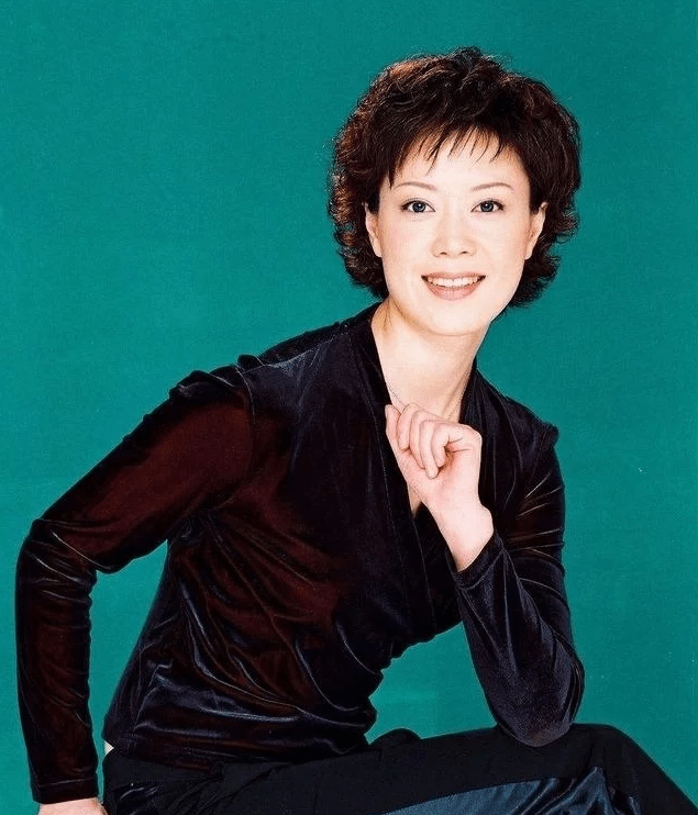 49岁央视女主持李文静,戴假发10多年,坚持与老公成为丁克一族