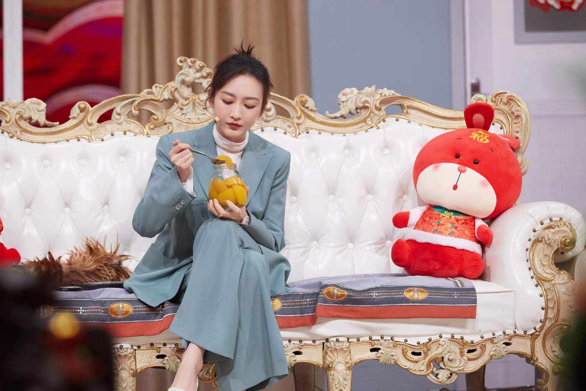 王鸥北京台春晚演小品,穿一身浅蓝色西装,精致又干练!